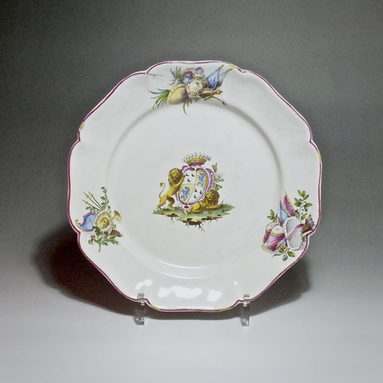 Meillonnas - Rare assiette à décor d'armoiries - XVIIIe siècle