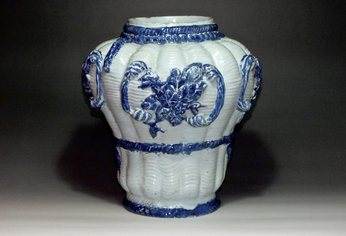Nevers - Vase en faïence décor de "vannerie" - XVIIe siècle