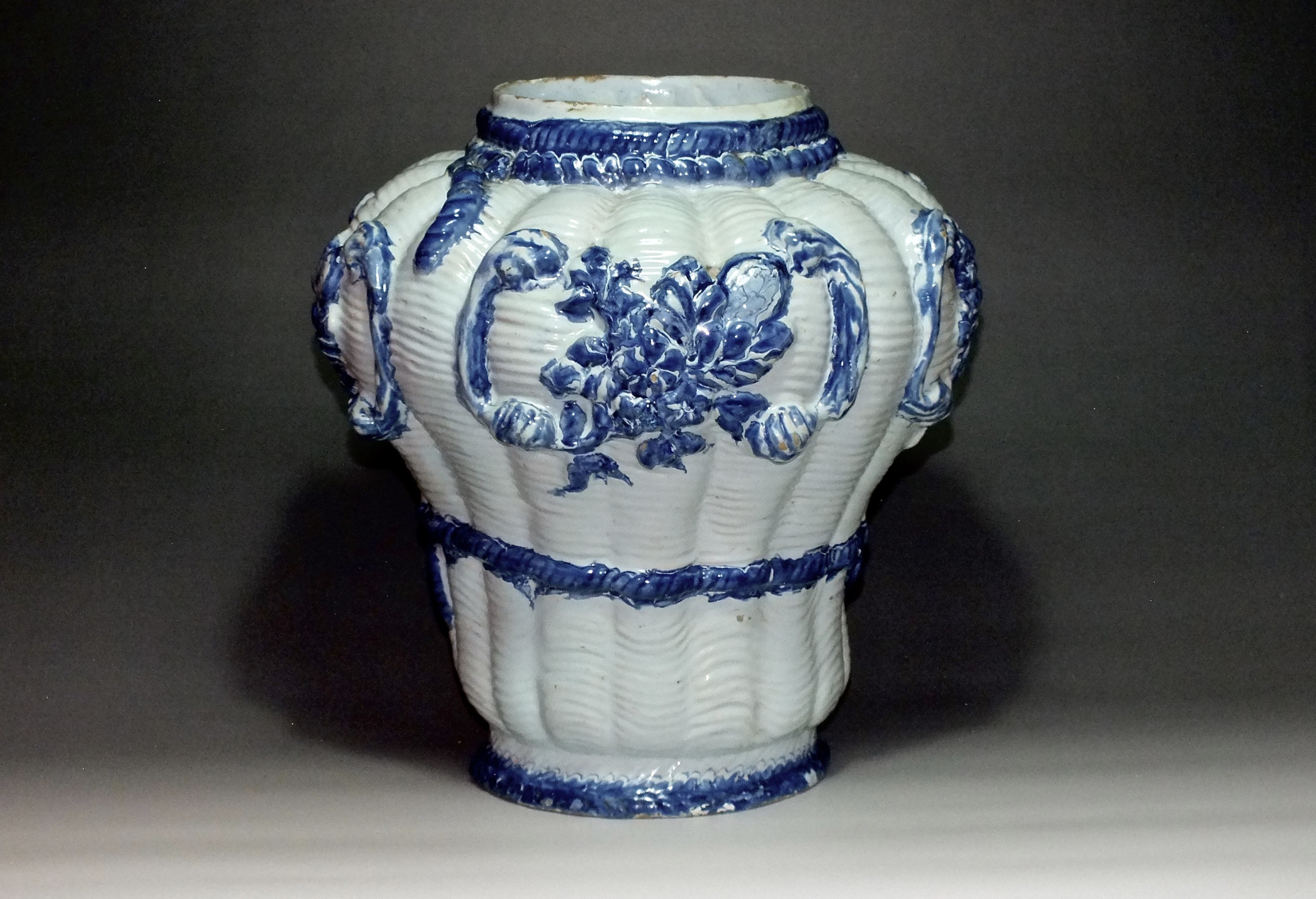 Nevers - Vase en faïence décor de "vannerie" - XVIIe siècle