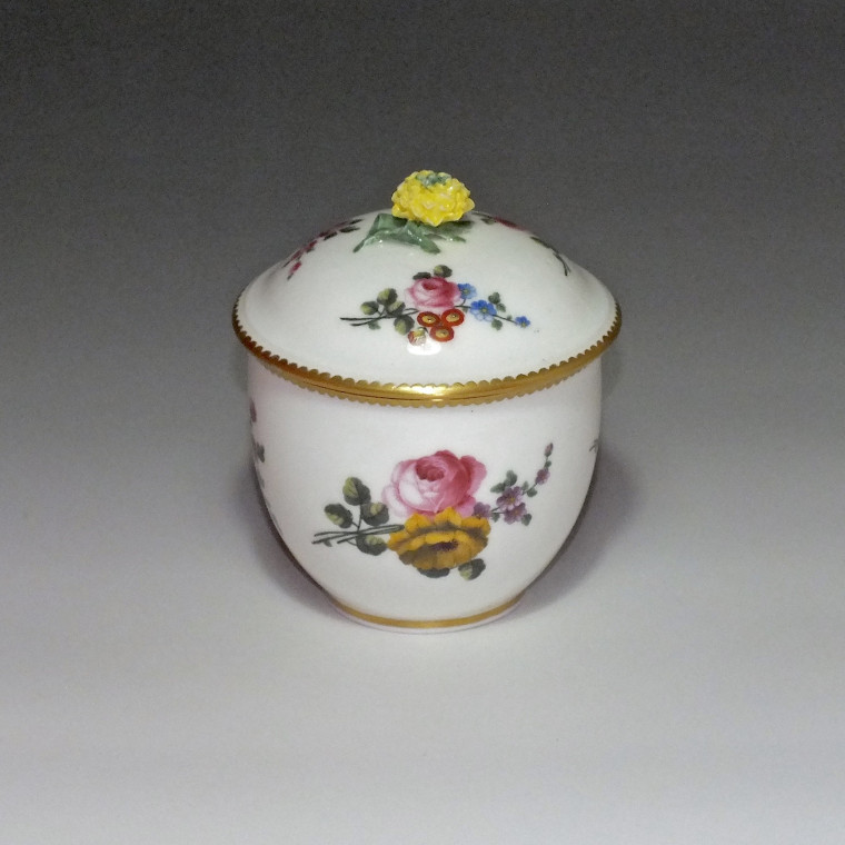 Sèvres - Pot à sucre en porcelaine tendre - XVIIIe siècle