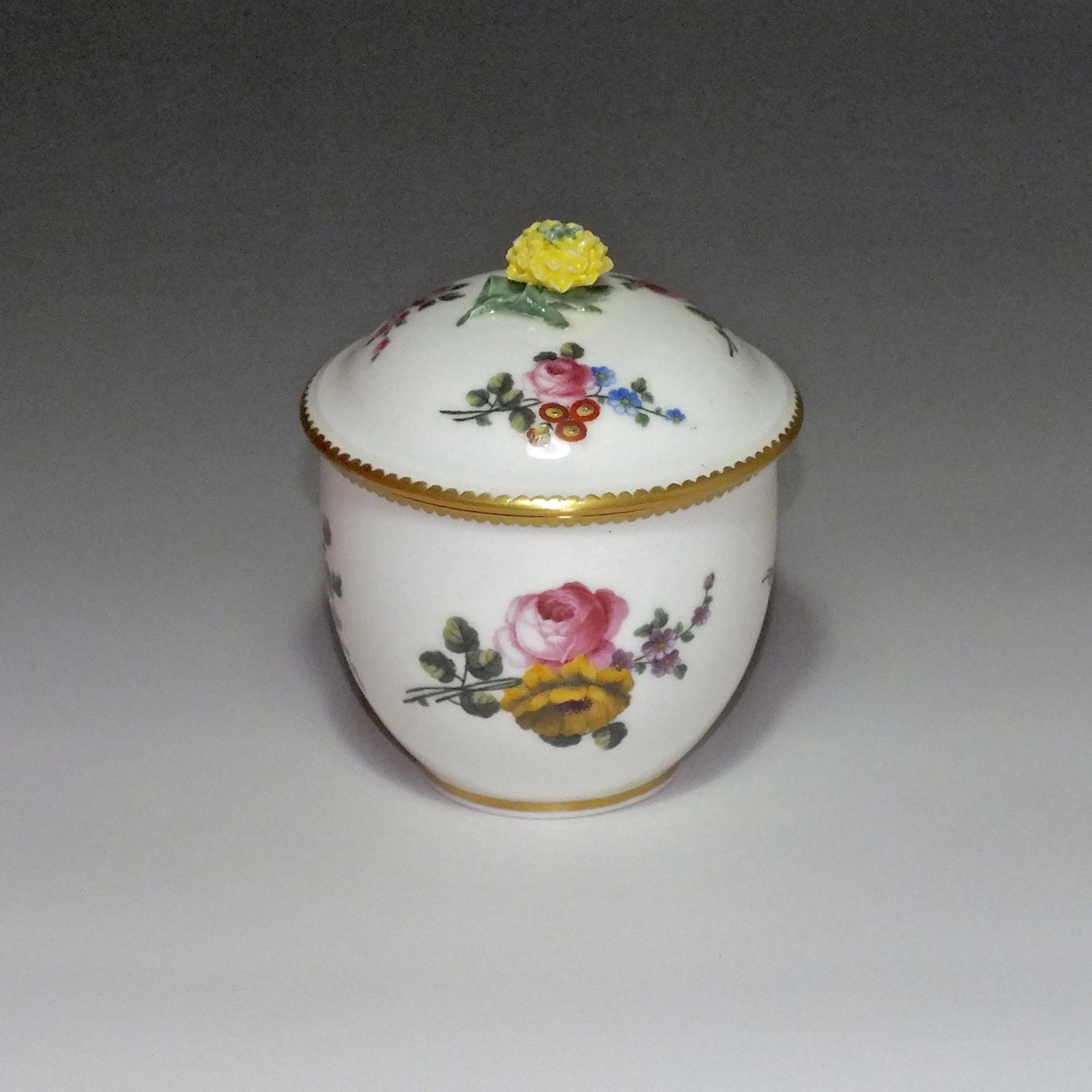 Sèvres - Pot à sucre en porcelaine tendre - XVIIIe siècle