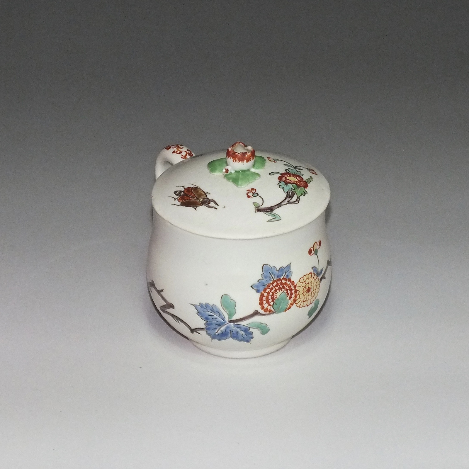 Chantilly - Pot à jus à décor Kakiemon - XVIIIe siècle