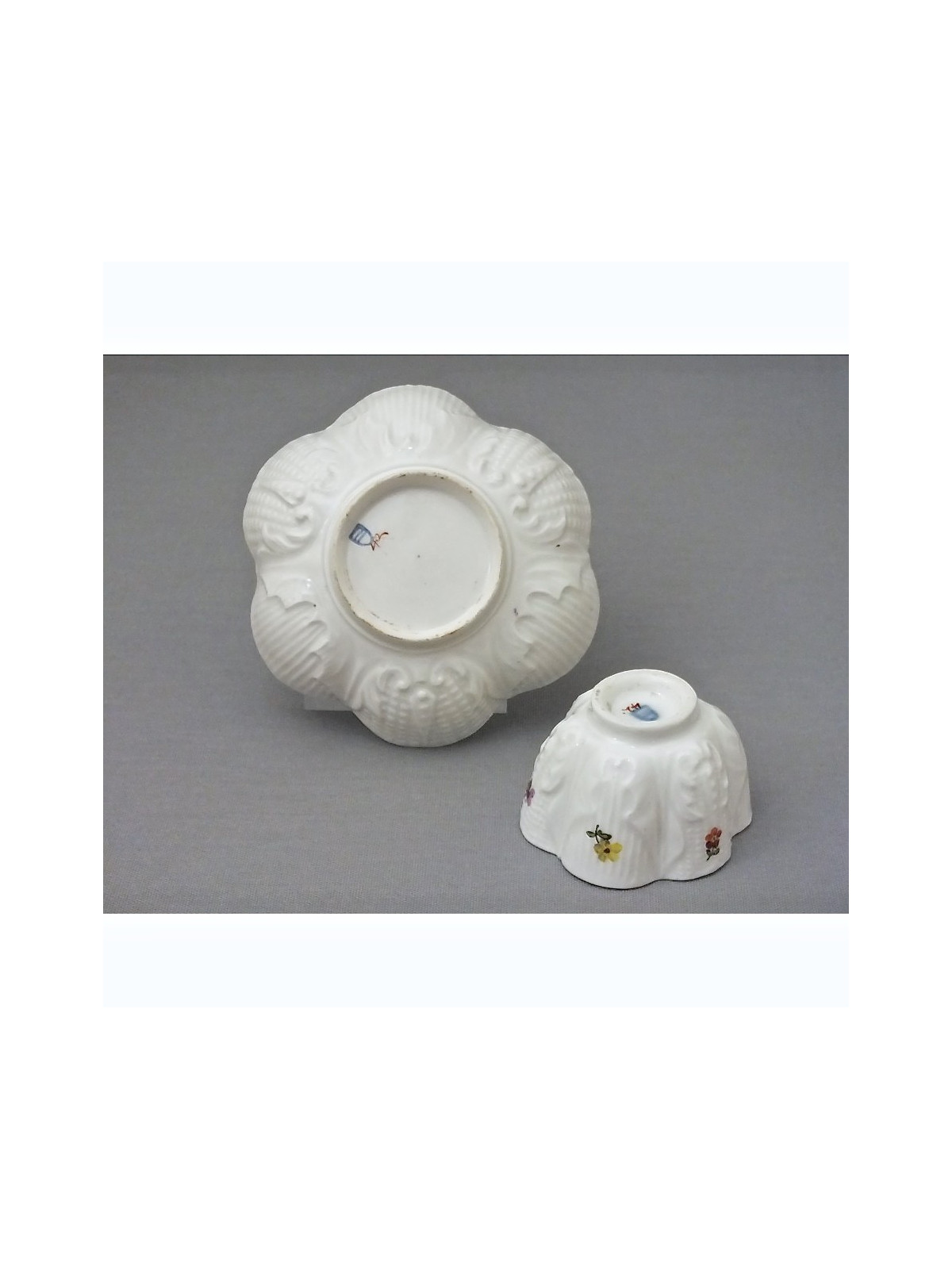 Vienne - Tasse à sorbet - décor en relief - XVIIIe Siècle