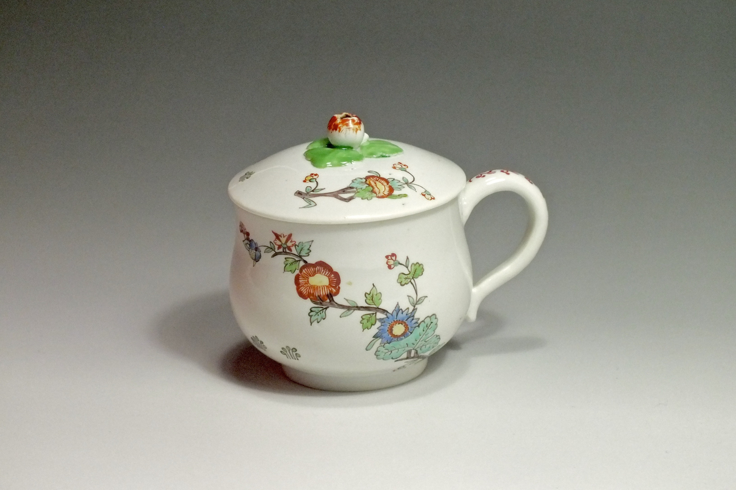 Chantilly - Pot à jus à décor Kakiemon - XVIIIe siècle (2)