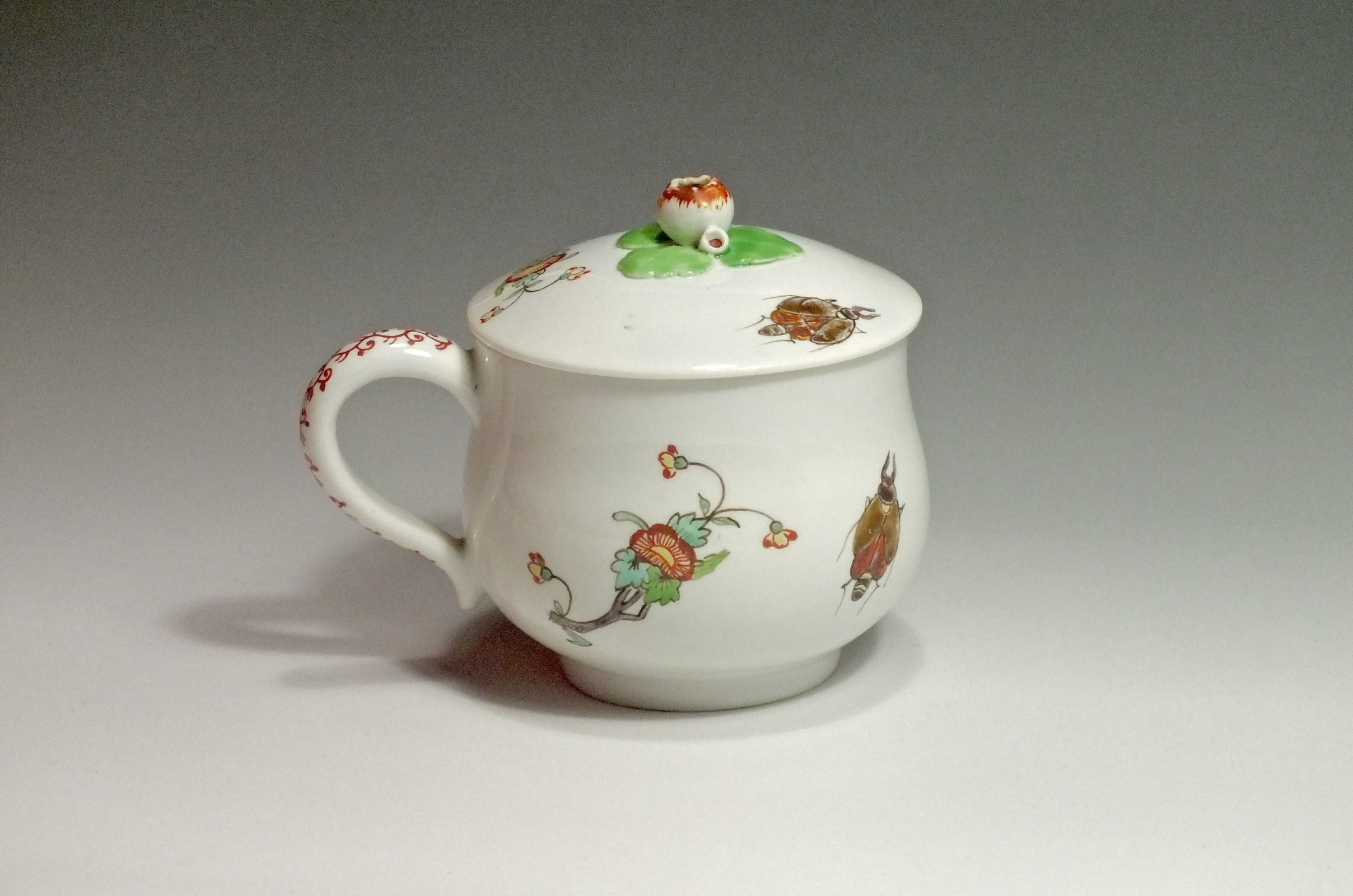 Chantilly - Pot à jus à décor Kakiemon - XVIIIe siècle (2)