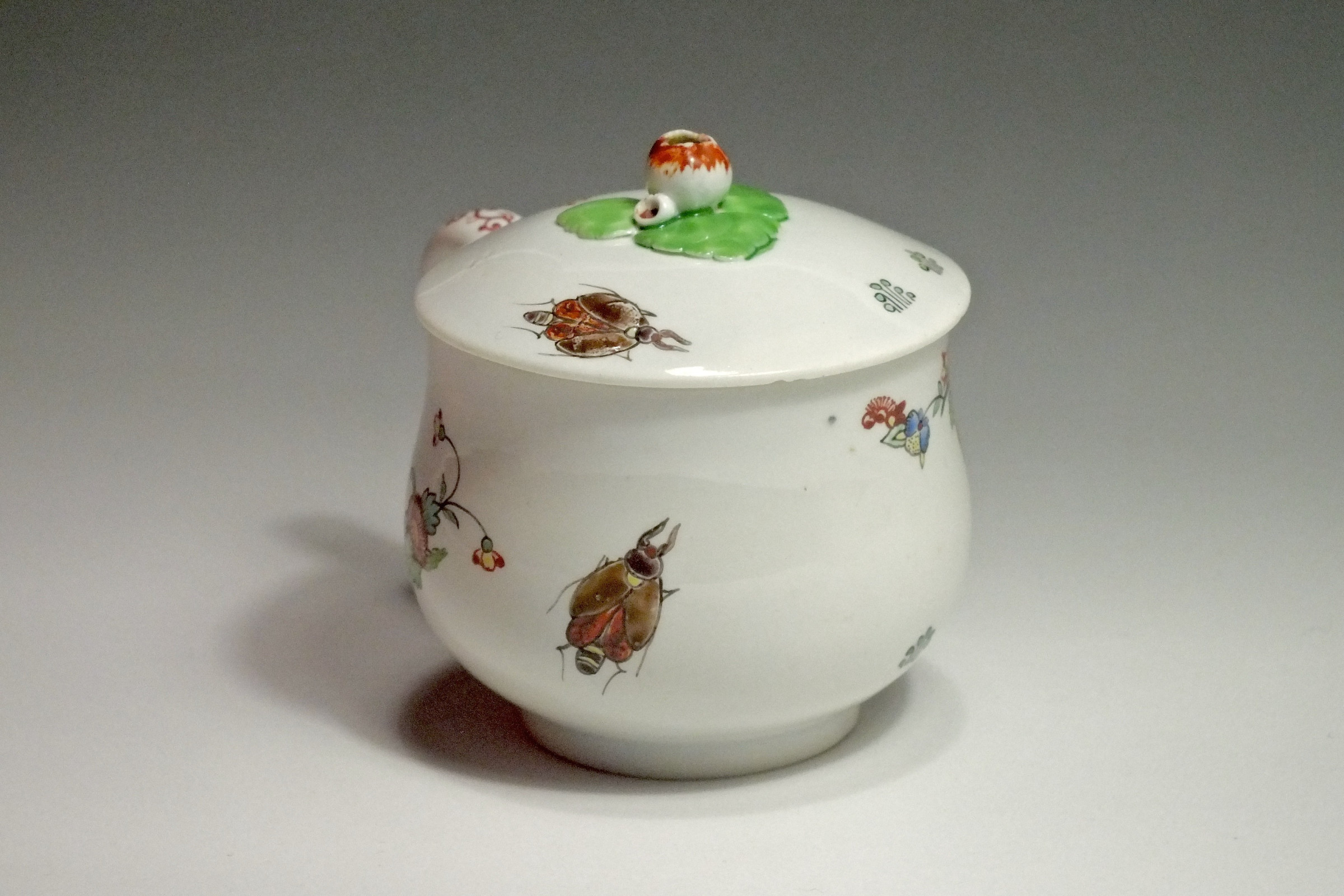 Chantilly - Pot à jus à décor Kakiemon - XVIIIe siècle (2)