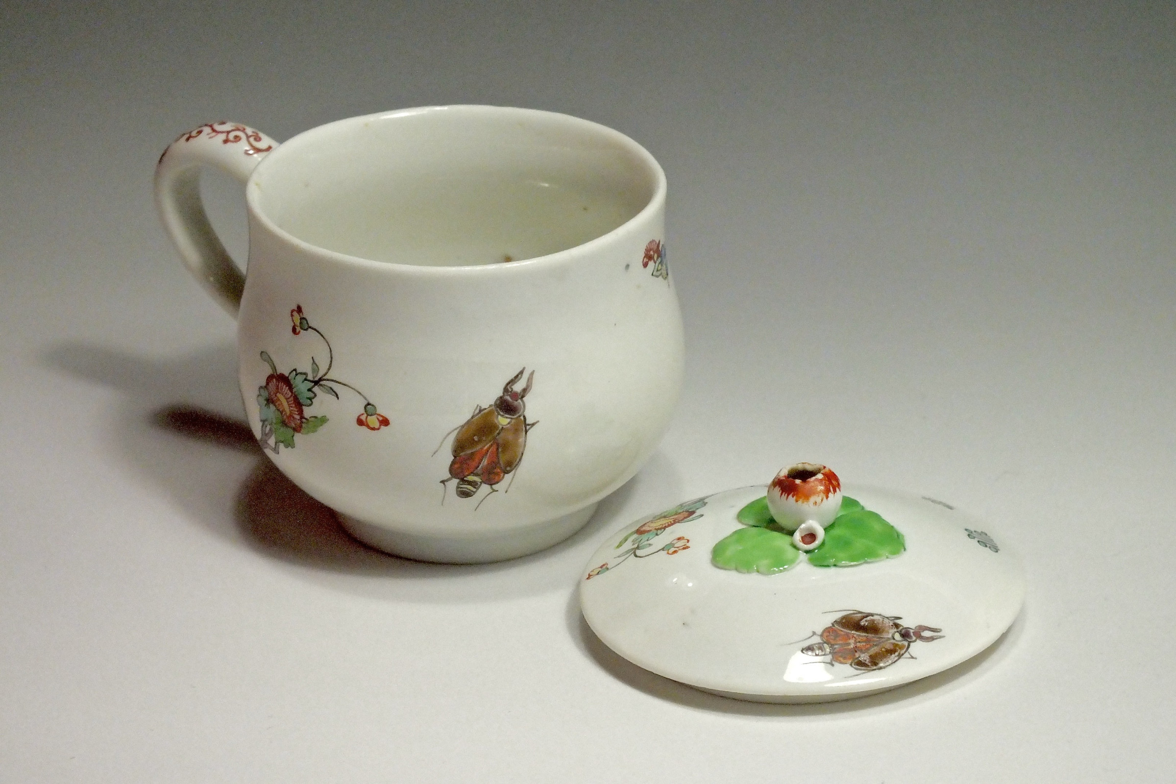 Chantilly - Pot à jus à décor Kakiemon - XVIIIe siècle (2)