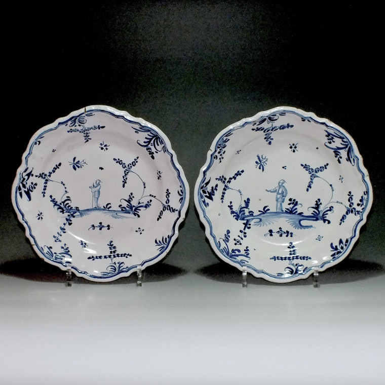 Grenoble - Pair of plates decorated with Chinese - eighteenth century.