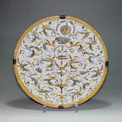 Italie - Rome - plat à décor de grotesques - XVIIe Siècle