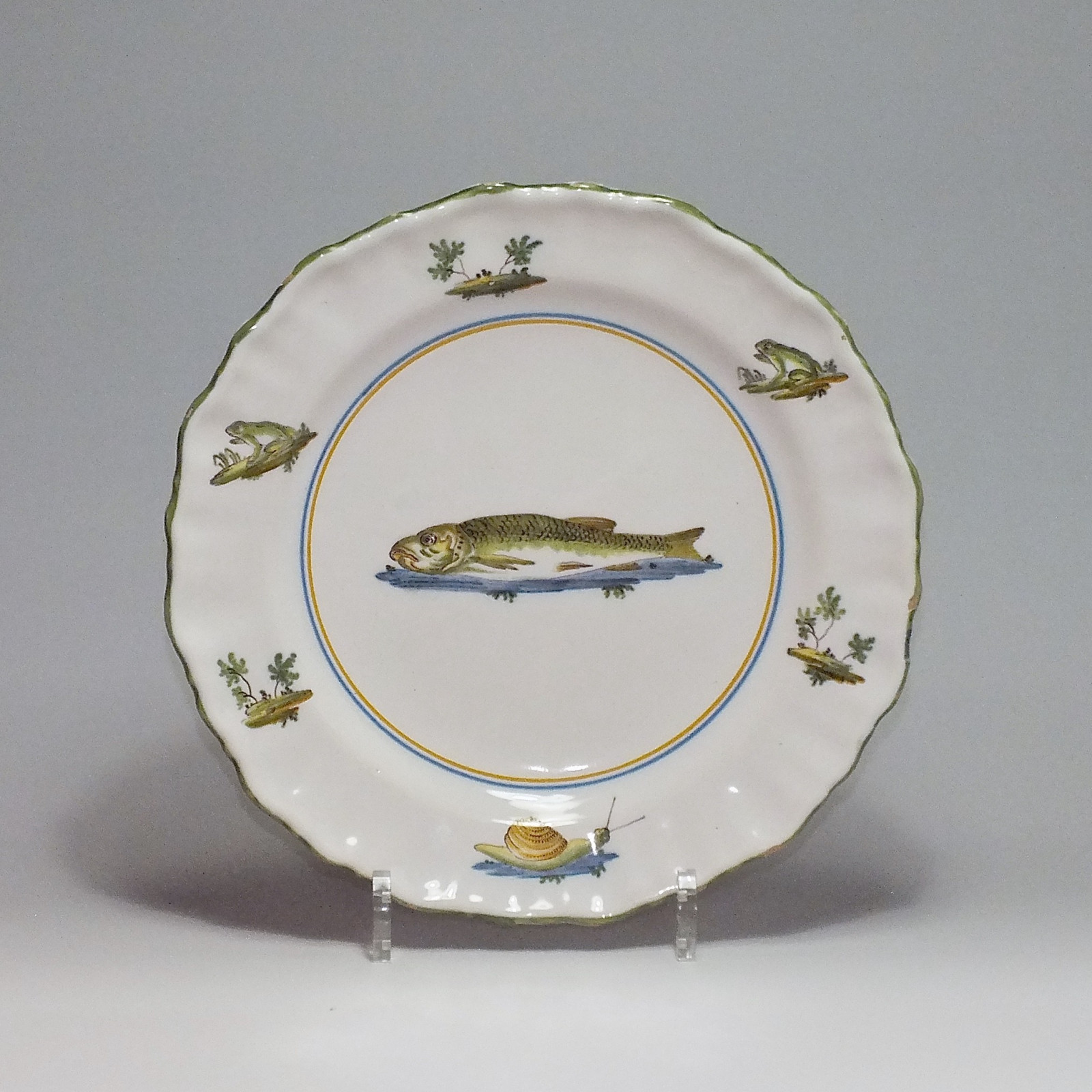 Moustiers – Assiette au poisson – XVIIIe Siècle
