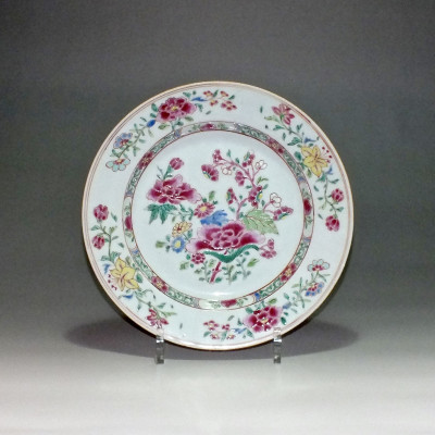 Chine - Assiette en porcelaine de la famille rose - Epoque Qianlong (1736-1796)