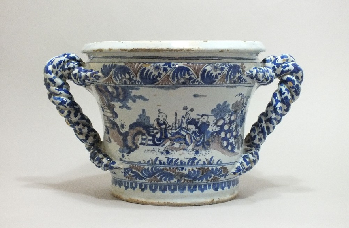 Nevers - Importante Vasque décor aux chinois - XVIIe Siècle - VENDU - Collection du Musée du Louvre.