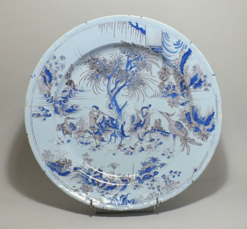 Nevers - Large dish decorated with the Chinese - seventeenth Century - Louvre Museum collection - department of art objects.