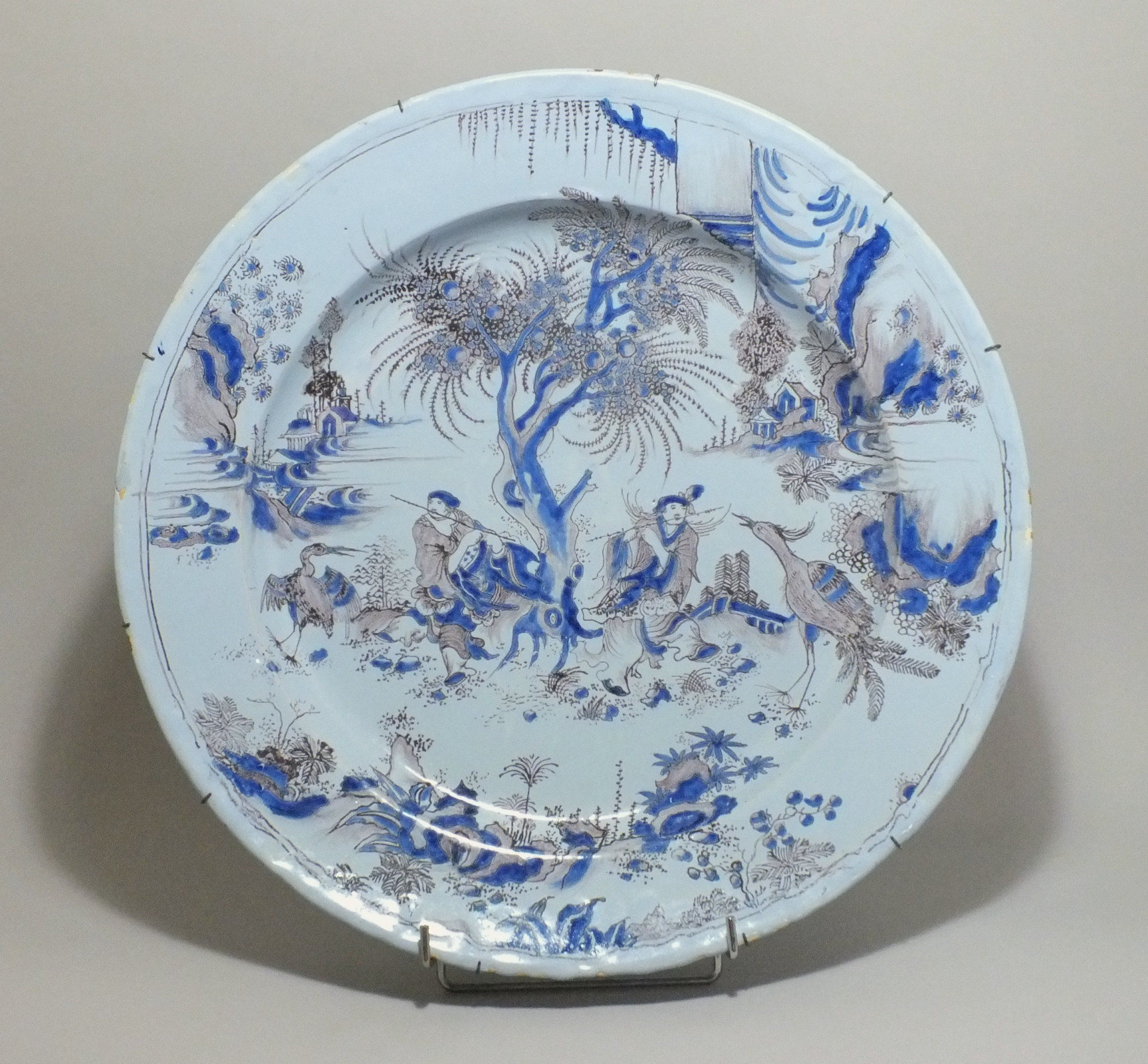 Nevers - Large dish decorated with the Chinese - seventeenth Century - Louvre Museum collection - department of art objects.