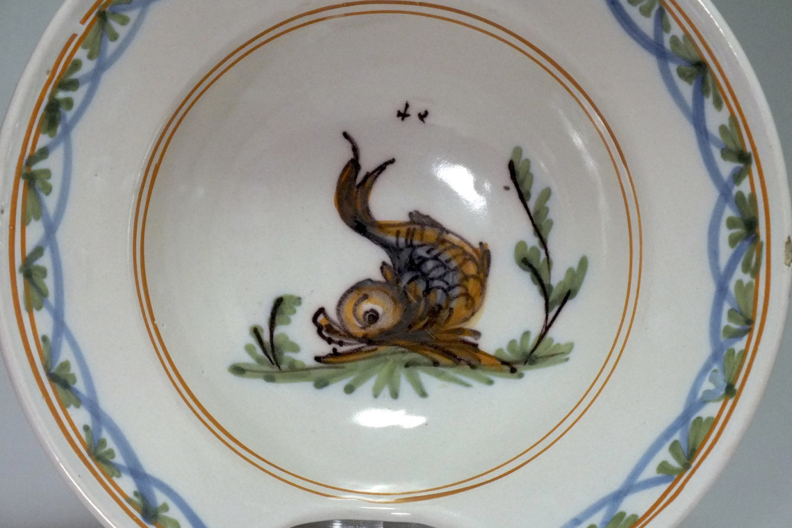Roanne - Shaving dish - decorated with a dolphin - eighteenth century