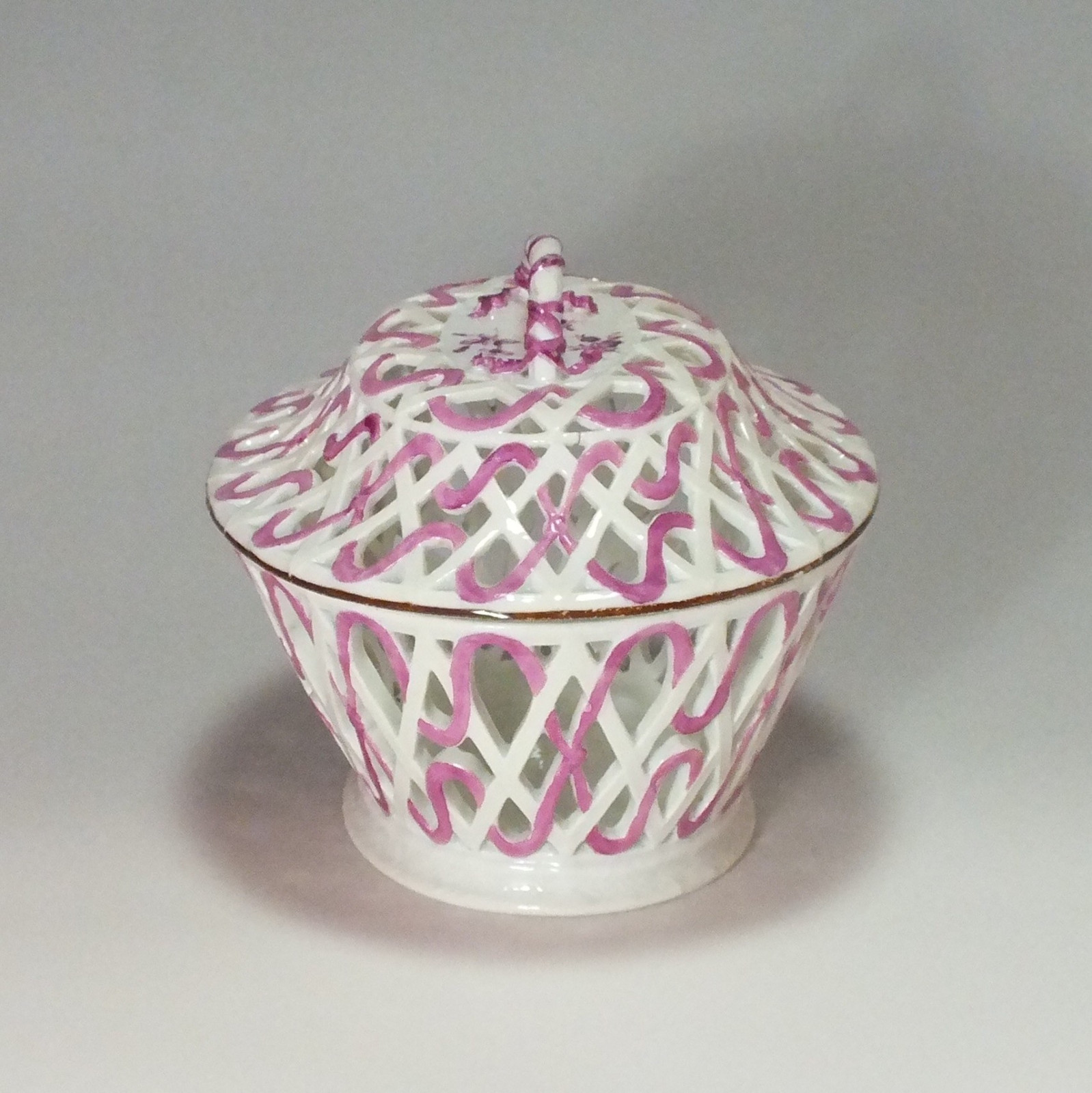 Meissen - Chestnut covered bowl - eighteenth century