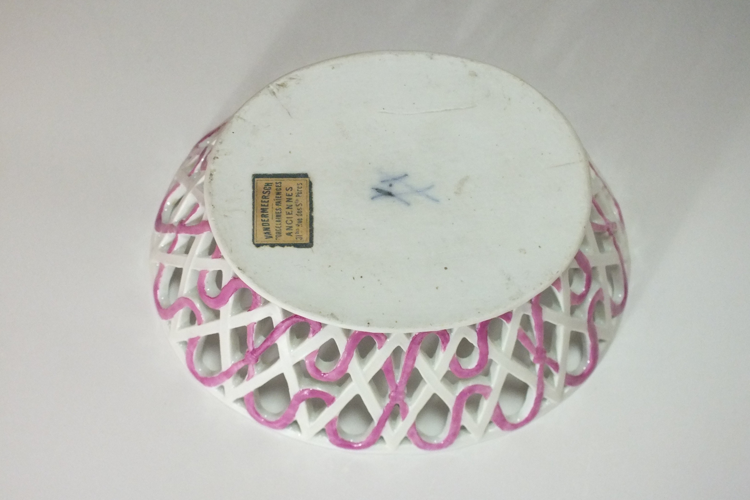 Meissen - Chestnut covered bowl - eighteenth century