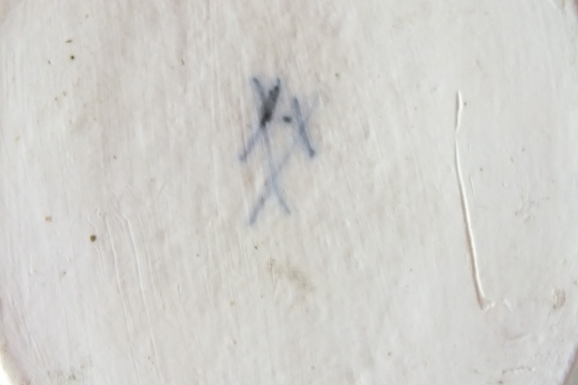 Meissen - Chestnut covered bowl - eighteenth century