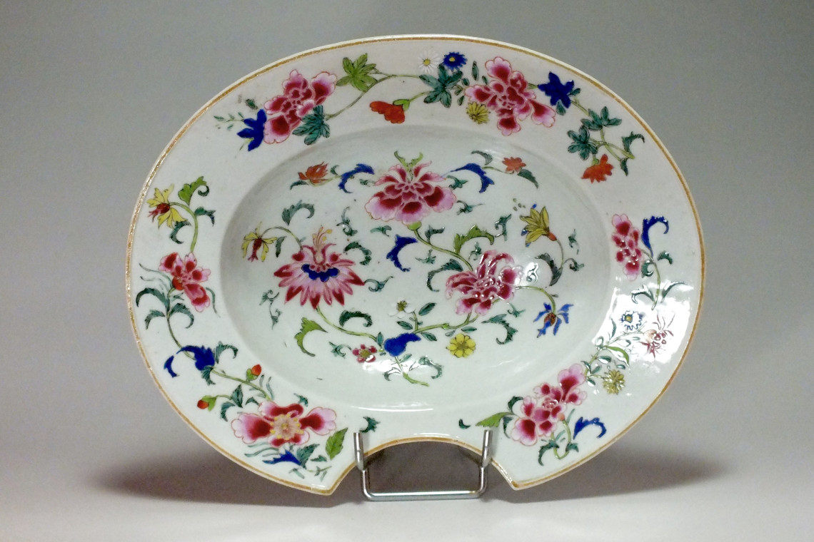 COMPAGNIE DES INDES - Plat à barbe - Famille rose - Époque QIANLONG (1736-1795)