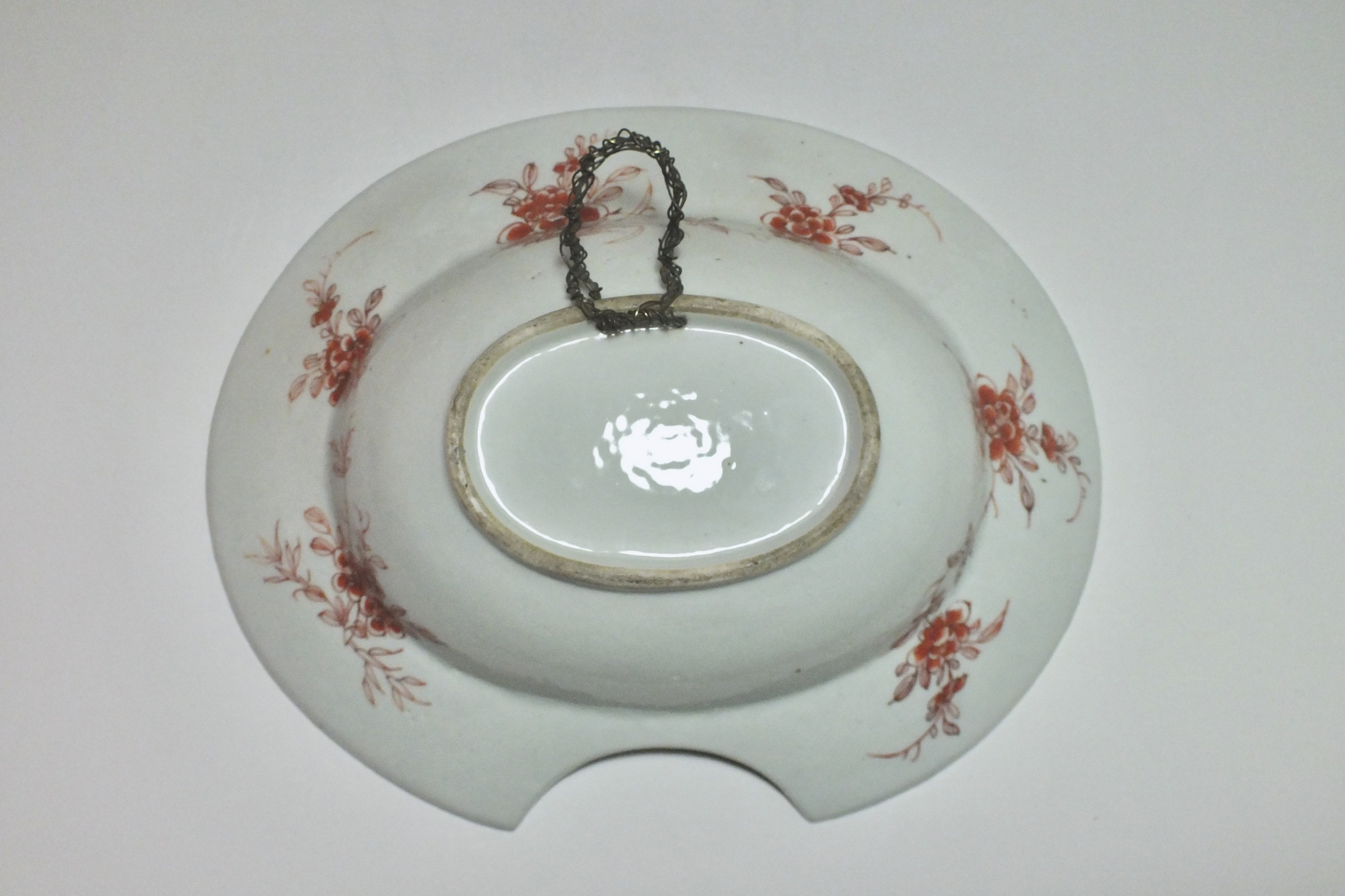 COMPAGNIE DES INDES - Plat à barbe - Famille rose - Époque QIANLONG (1736-1795)
