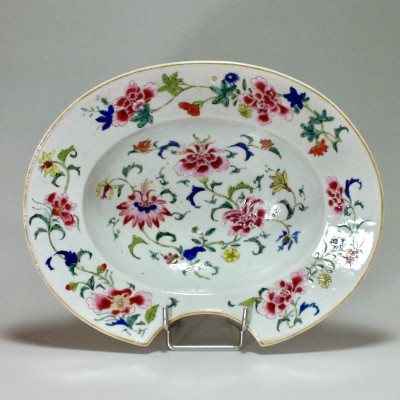COMPAGNIE DES INDES - Plat à barbe - Famille rose - Époque QIANLONG (1736-1795)