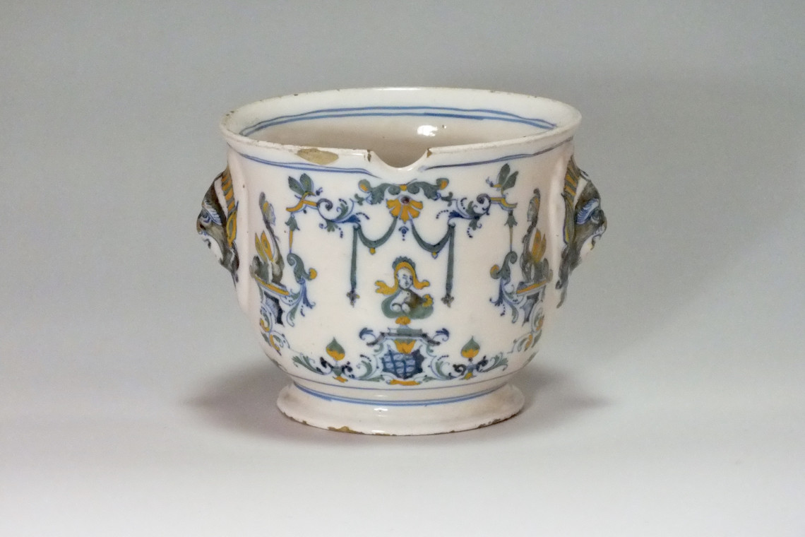 Moustiers - Rare rafraîchissoir à verre à décor Bérain polychrome - XVIIIe siècle