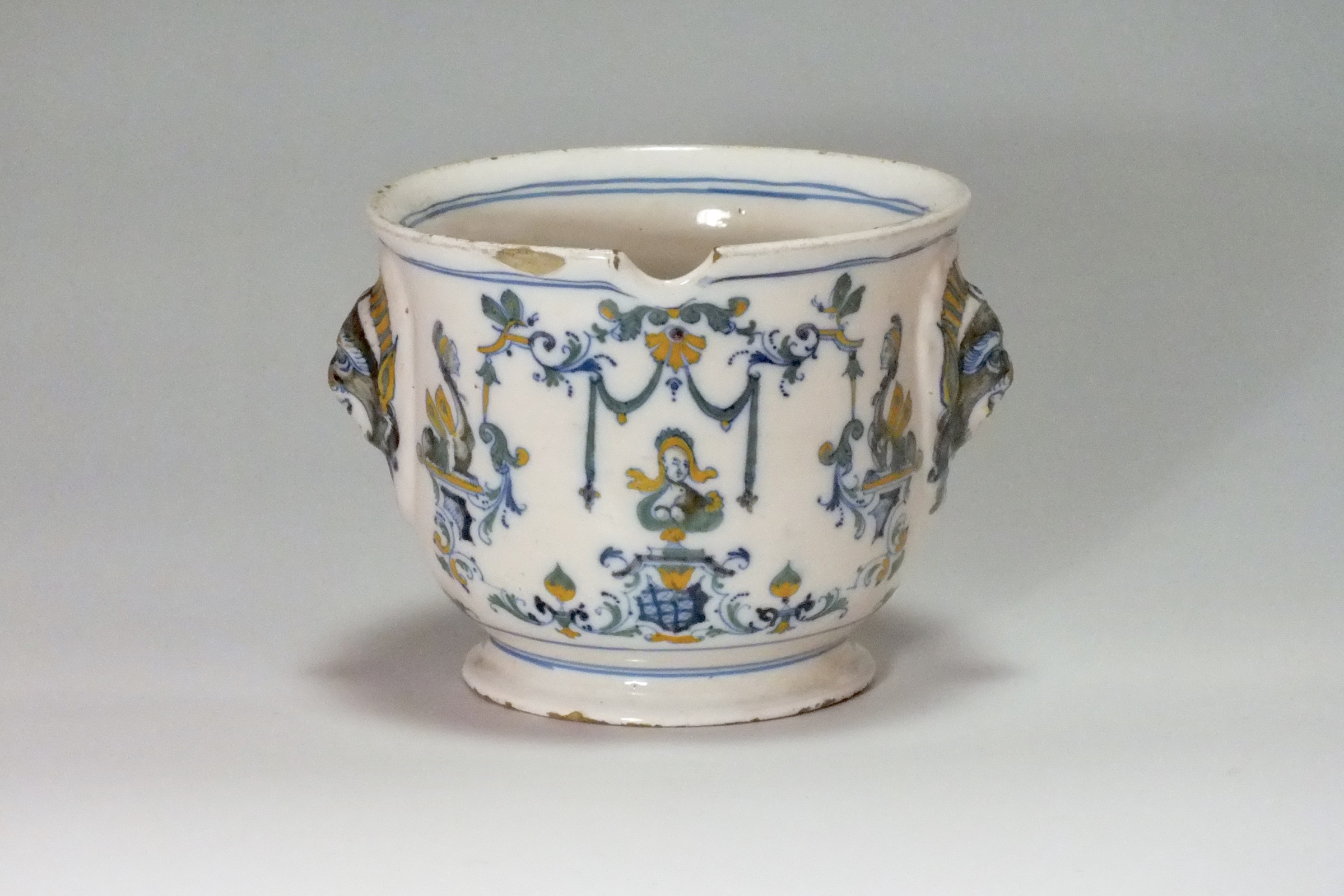 Moustiers - Rare rafraîchissoir à verre à décor Bérain polychrome - XVIIIe siècle