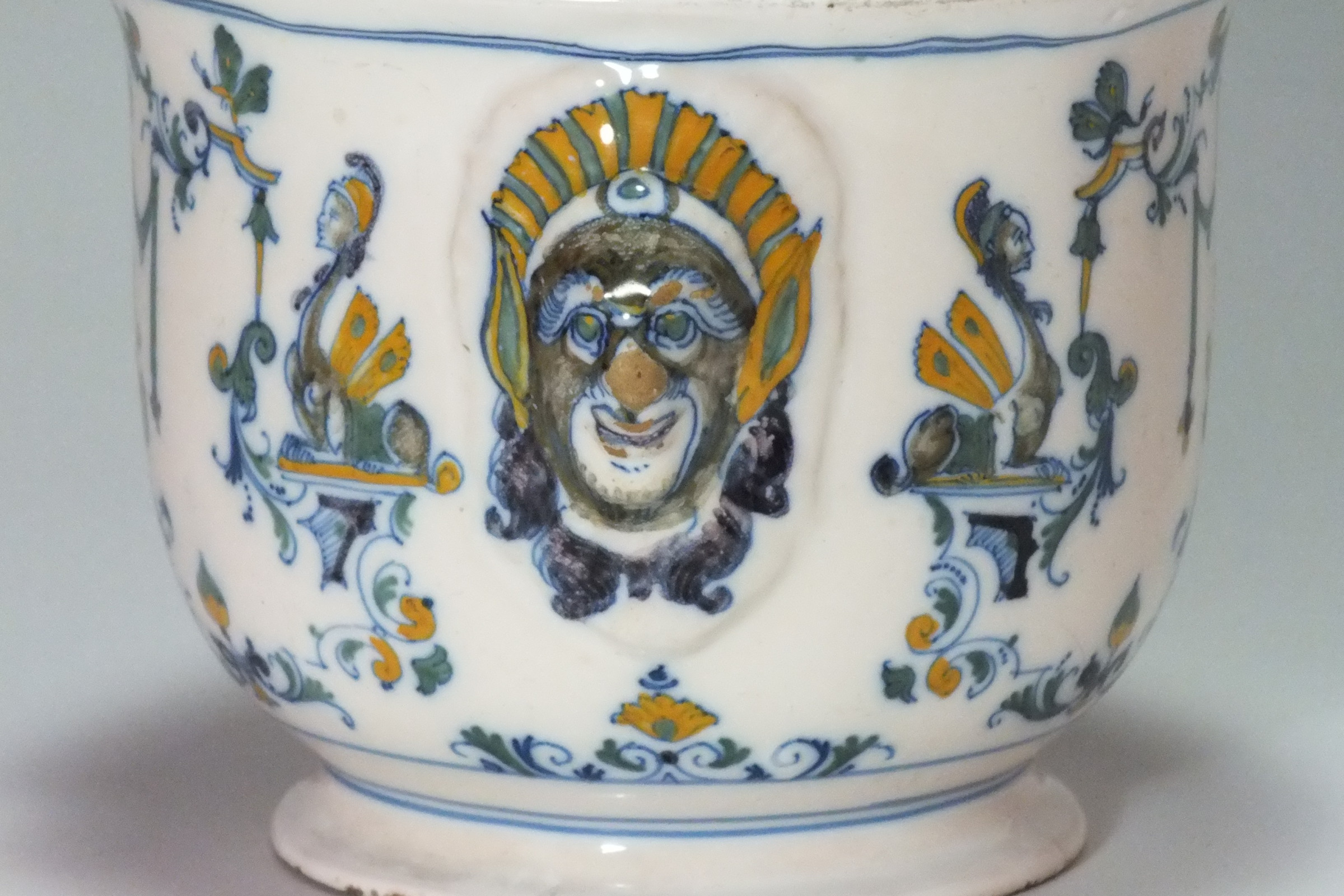 Moustiers - Rare rafraîchissoir à verre à décor Bérain polychrome - XVIIIe siècle