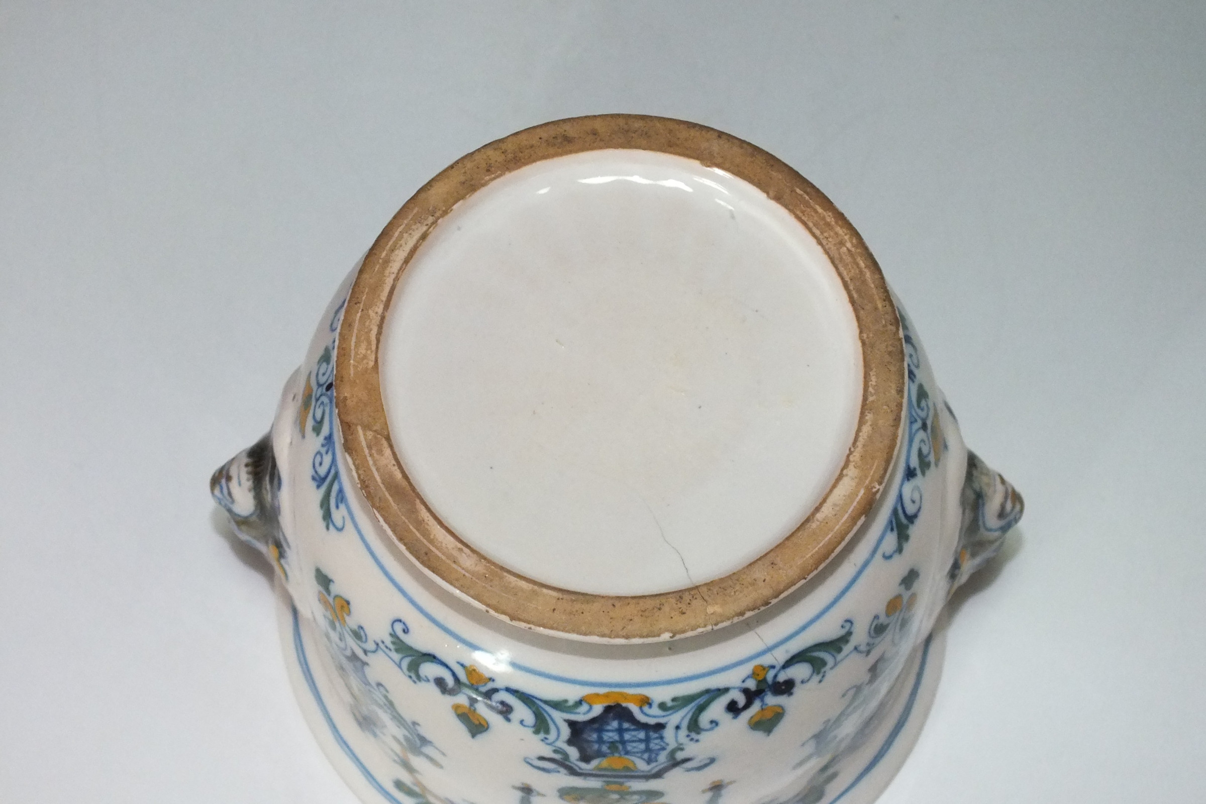 Moustiers - Rare rafraîchissoir à verre à décor Bérain polychrome - XVIIIe siècle