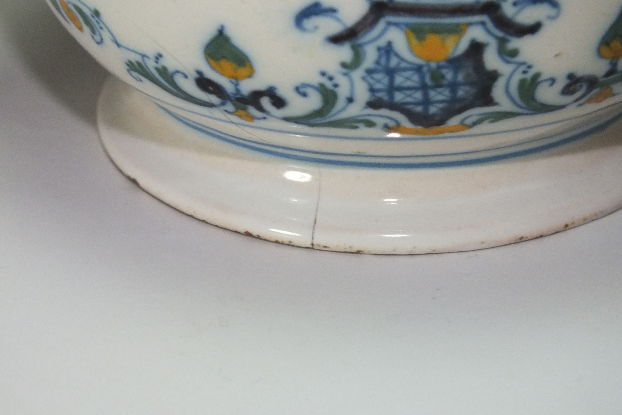 Moustiers - Rare rafraîchissoir à verre à décor Bérain polychrome - XVIIIe siècle