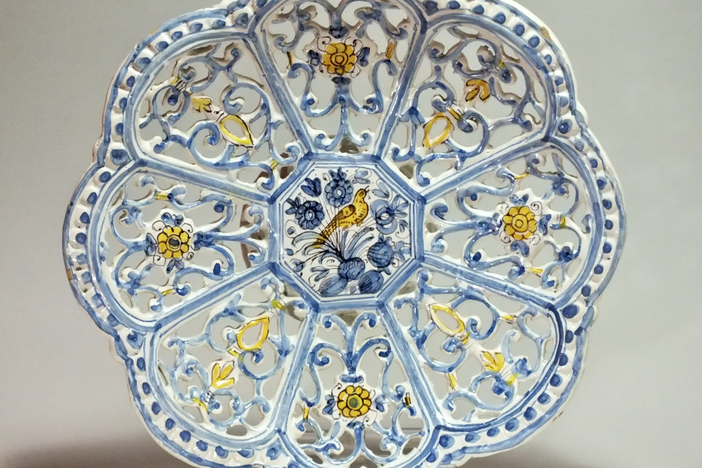 Savone ou Albisola - Coupe polychrome ajourée - Fin du XVIIe siècle