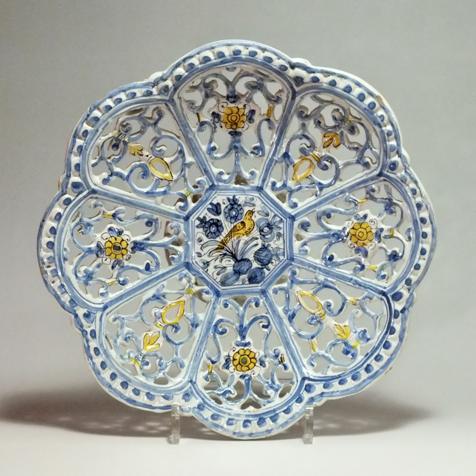 Savone ou Albisola - Coupe polychrome ajourée - Fin du XVIIe siècle