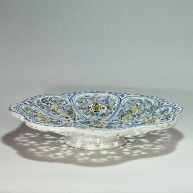 Savone ou Albisola - Coupe polychrome ajourée - Fin du XVIIe siècle