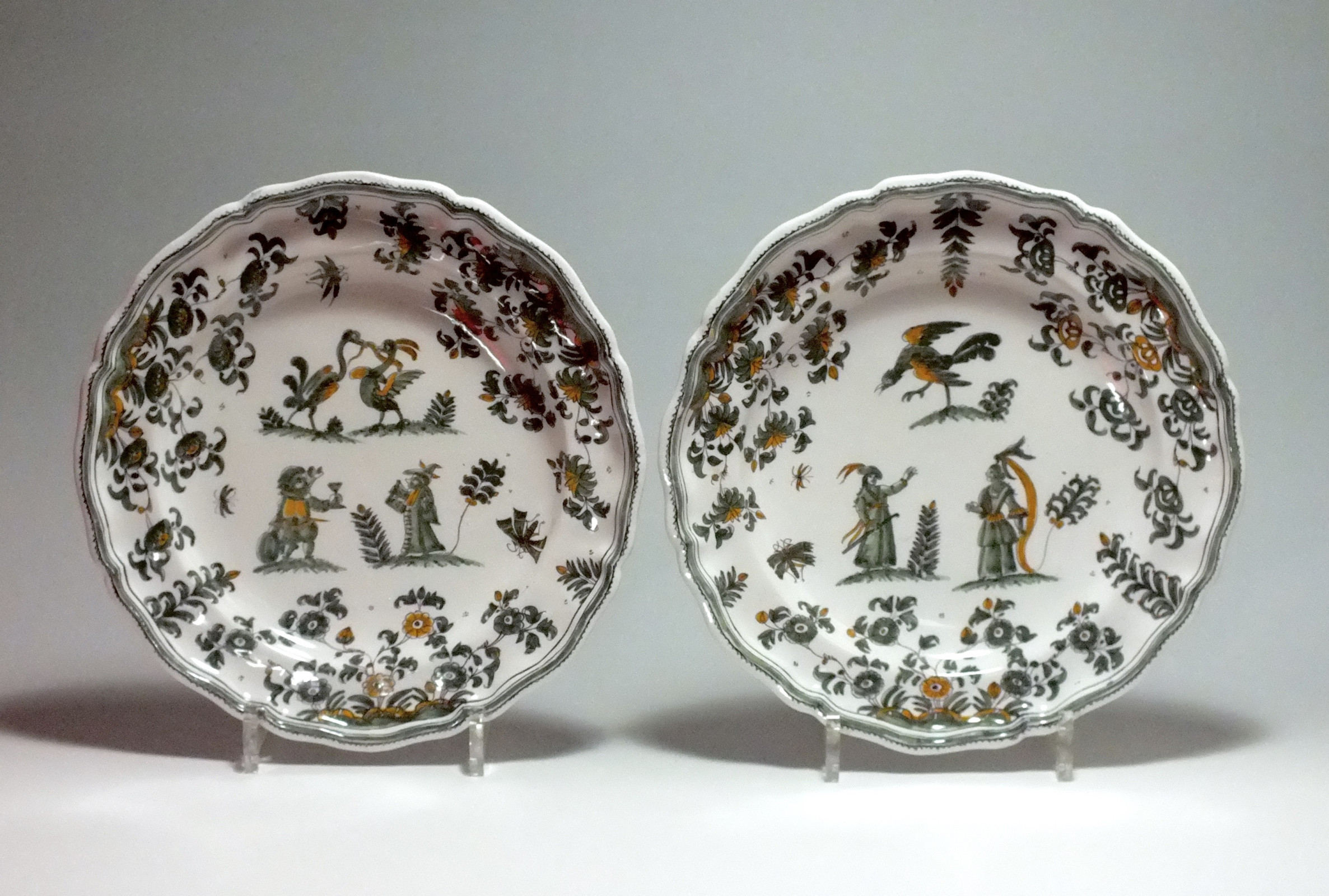 Moustiers - Pair of plates decorated with grotesque - eighteenth century