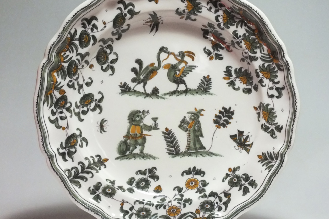 Moustiers - Pair of plates decorated with grotesque - eighteenth century