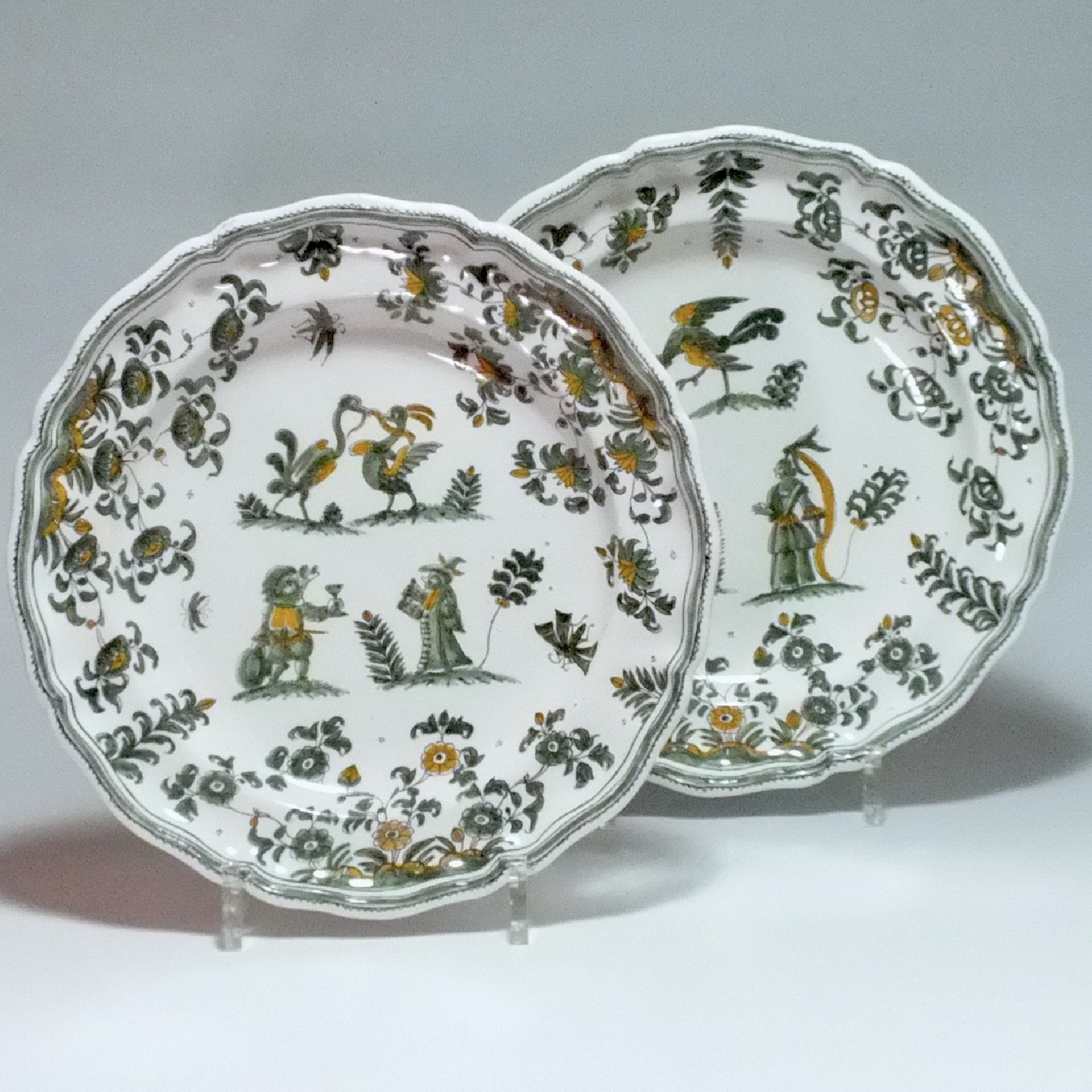 Moustiers - Pair of plates decorated with grotesque - eighteenth century