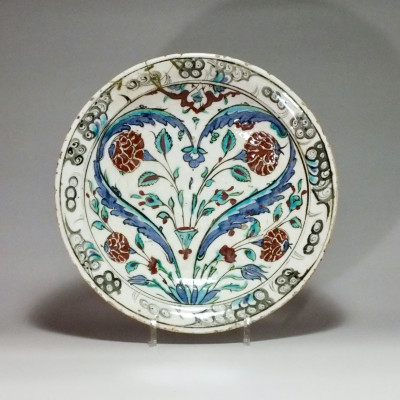 IZNIK (Turquie) - Plat rond dit "tabak" - XVIe siècle - vers 1580