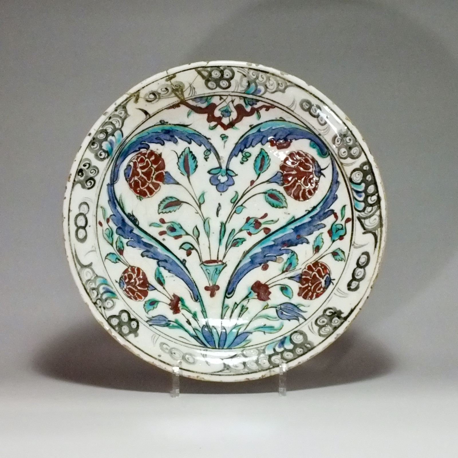 IZNIK (Turquie) - Plat rond dit "tabak" - XVIe siècle - vers 1580