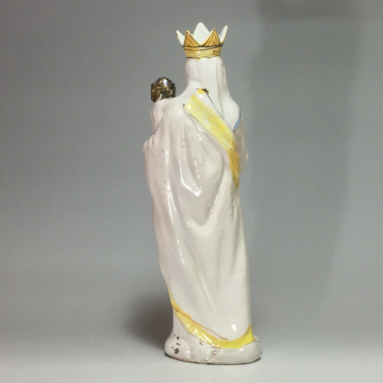 NEVERS - Vierge couronnée tenant l’Enfant Jésus, décor à compendiario - XVIIe siècle.