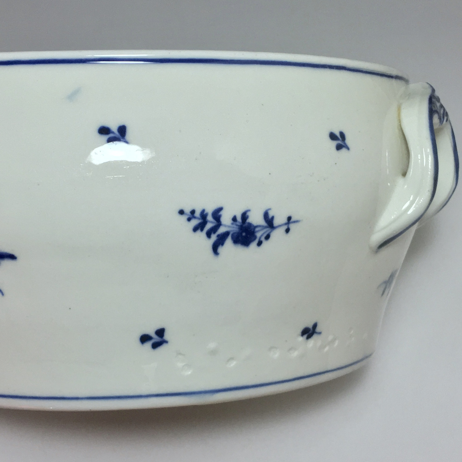 Arras - Terrine en porcelaine tendre, décor à la brindille - XVIIIe siècle