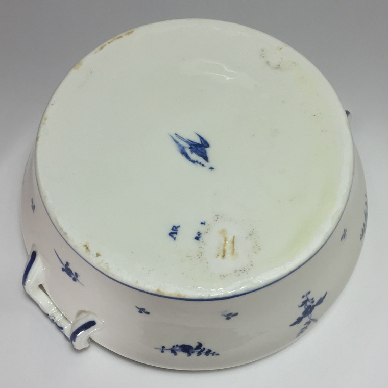 Arras - Terrine en porcelaine tendre, décor à la brindille - XVIIIe siècle