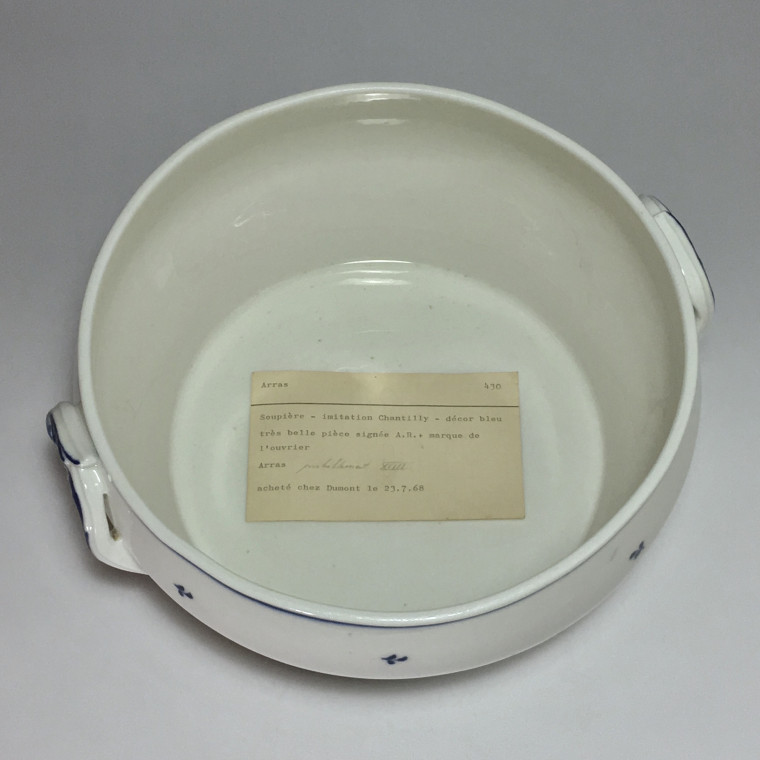 Arras - Terrine en porcelaine tendre, décor à la brindille - XVIIIe siècle