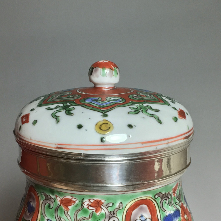 China - Covered pot wucai decoration - silver mounted - Kangxi period (1772-1722)
