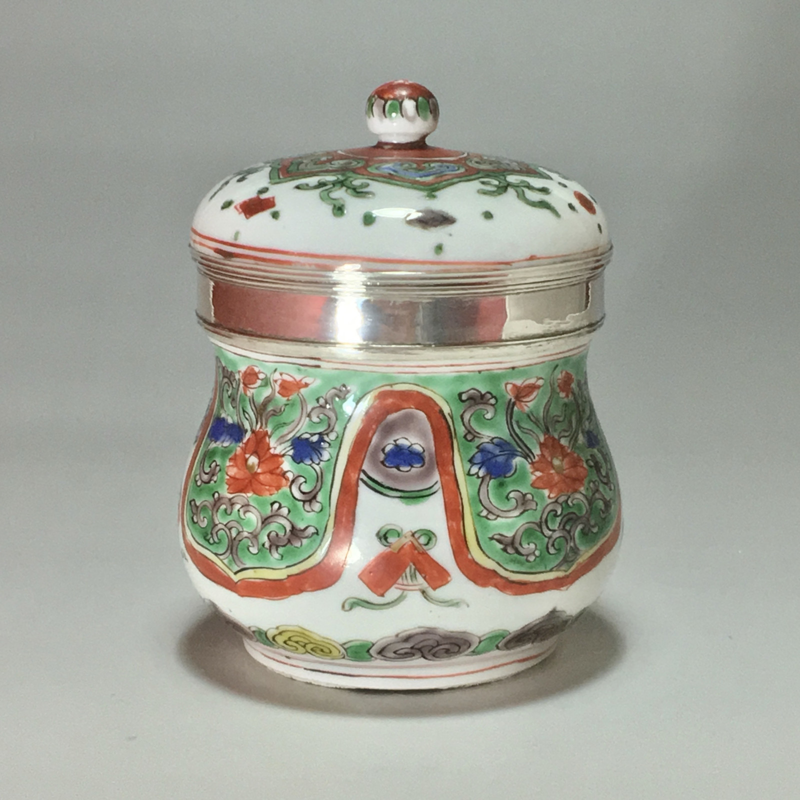Chine – Pot couvert décor wucai - monté en argent – époque Kangxi (1772-1722)