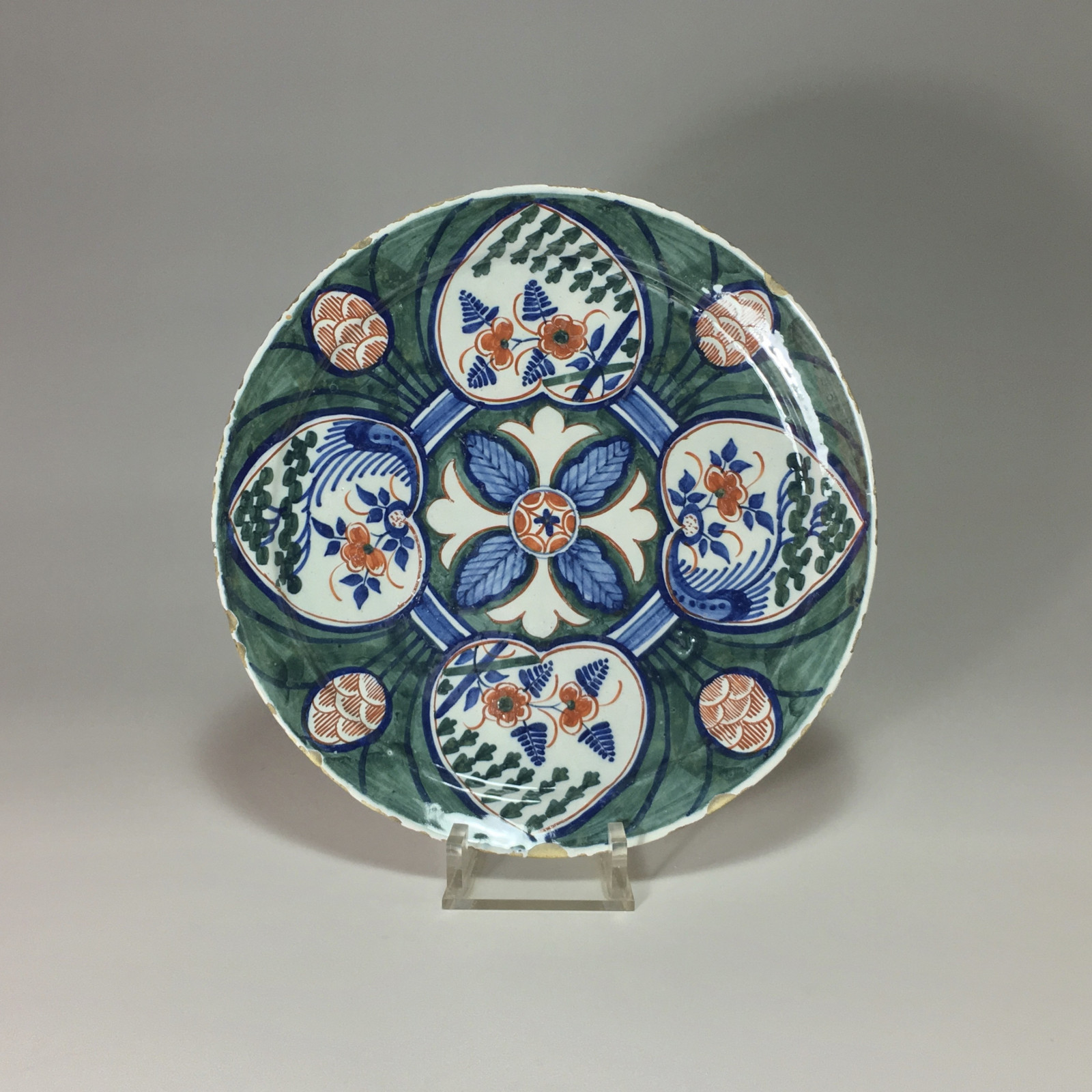 DELFT - Assiette dite " aux quatre coeurs " - Fin du XVIIe siècle