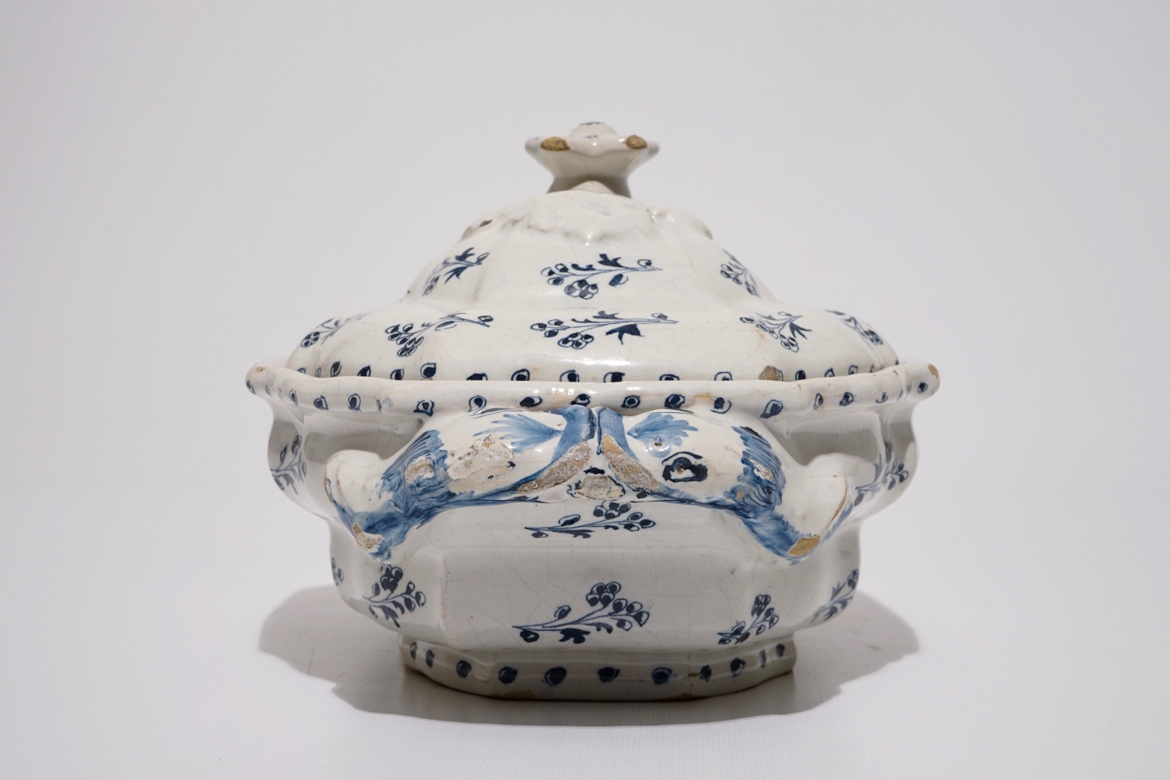 Bruxelles - terrine décor dit  'à la haie fleurie" - XVIIIe siècle