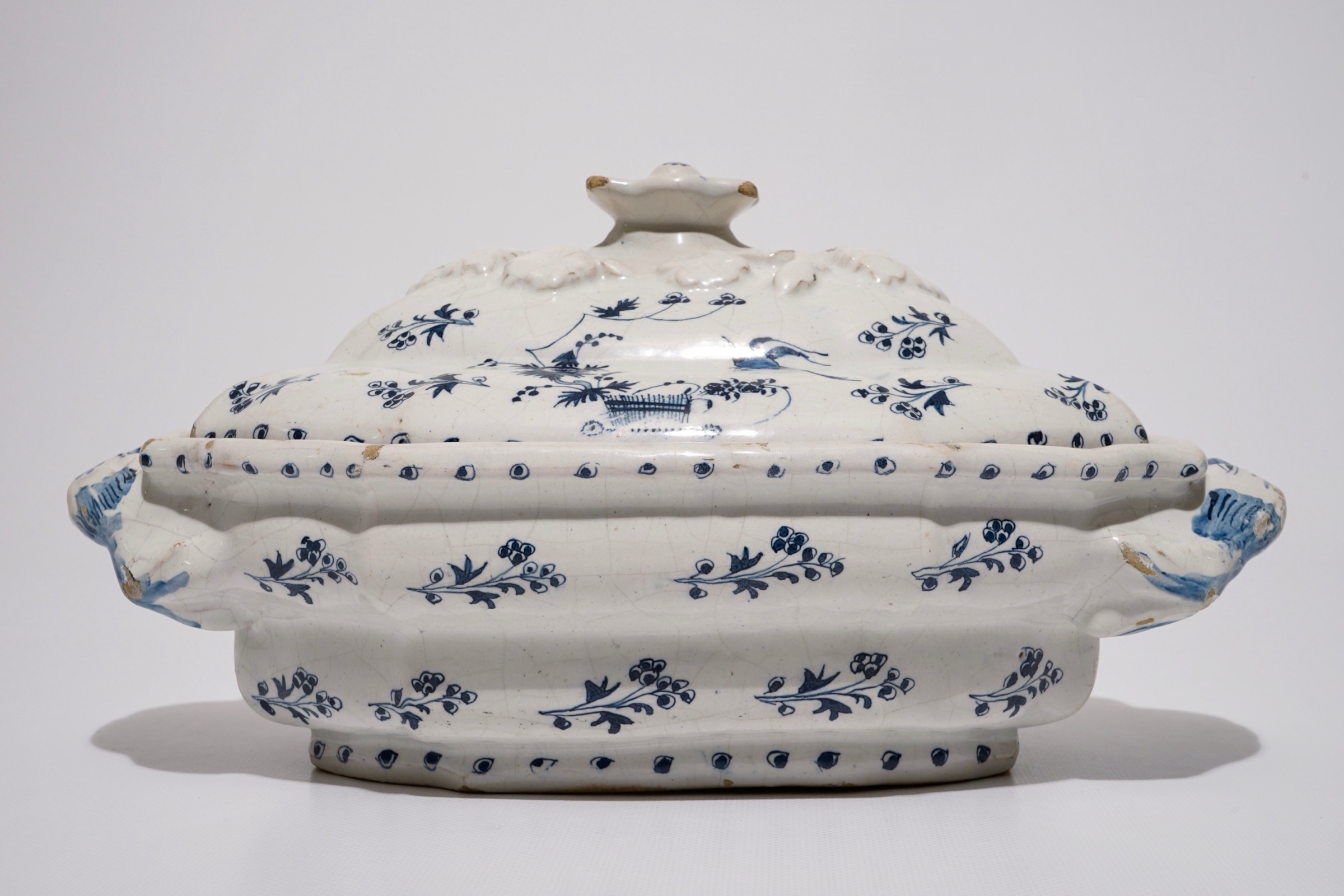 Bruxelles - terrine décor dit  'à la haie fleurie" - XVIIIe siècle