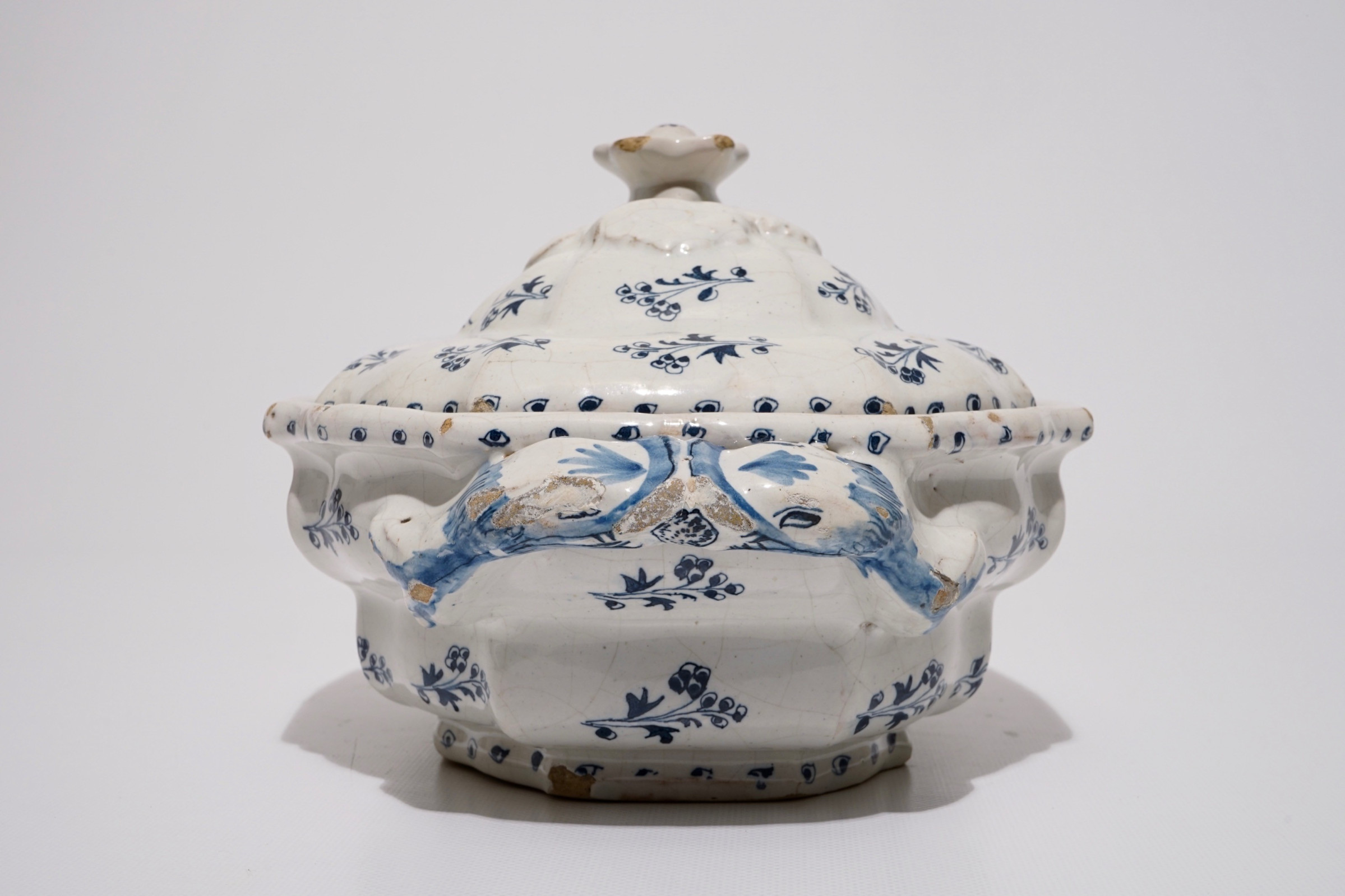 Bruxelles - terrine décor dit  'à la haie fleurie" - XVIIIe siècle