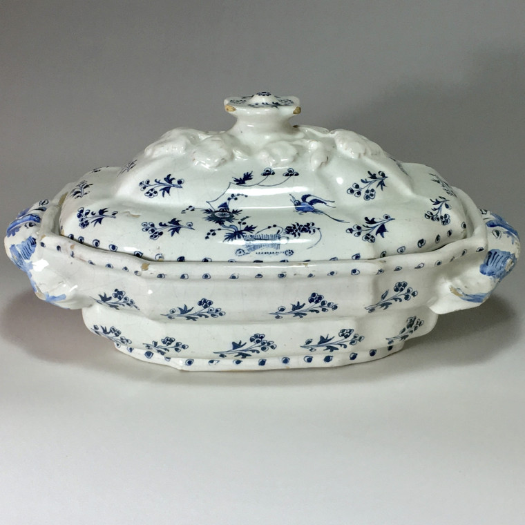 Bruxelles - terrine décor dit  'à la haie fleurie" - XVIIIe siècle