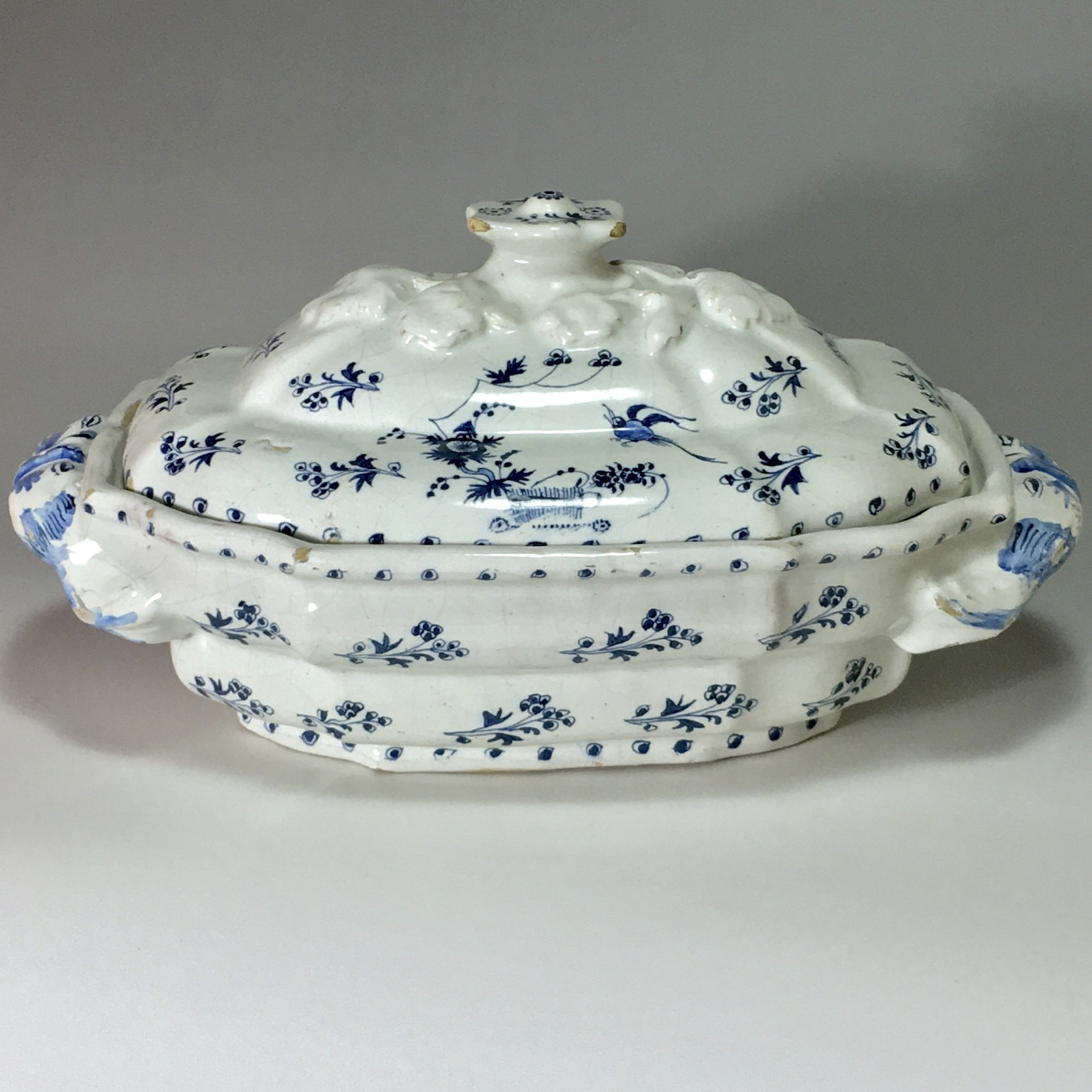 Bruxelles - terrine décor dit  'à la haie fleurie" - XVIIIe siècle